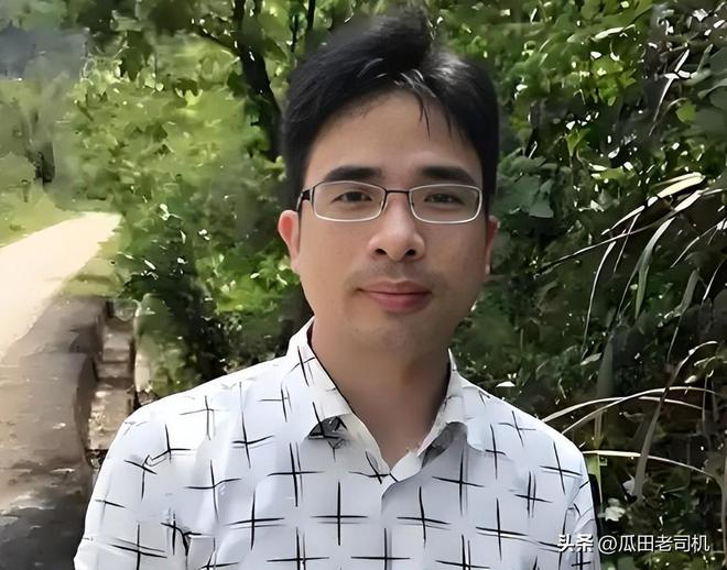 62岁马云现身NBA中国赛！猛拍成龙大腿 与贝克汉姆蔡崇信热聊