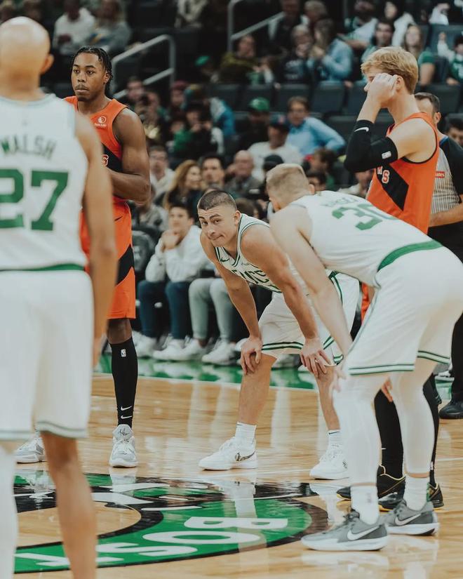 卡约被驱逐湖人负掘金：约基奇17+6+8 东契奇15分里夫斯19分