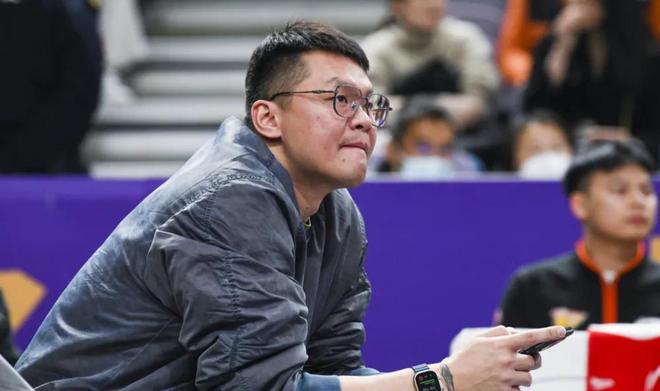 四国邀请赛再尝败绩，山东男篮69‑79输给澳大利亚骑士遭遇两连败，高压之下投篮失准失误扎堆，跟不上节奏，阵地进攻手段单一亟待改善