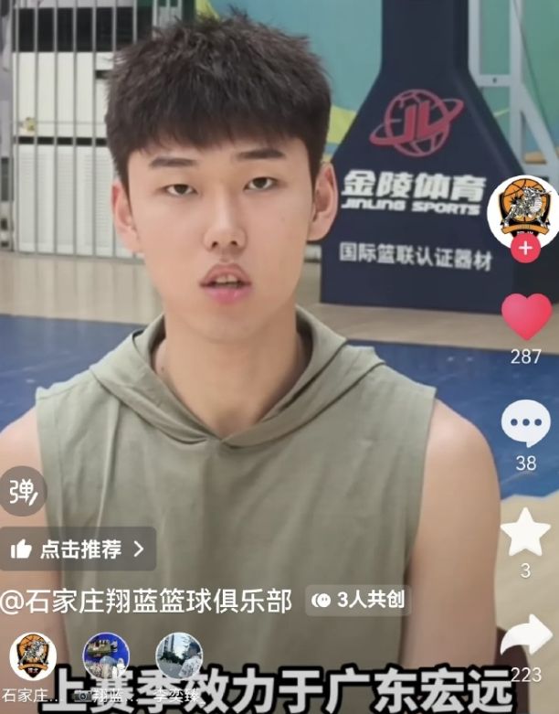 樊振东一幕火了！球队濒临淘汰，起身给邱党现场讲战术