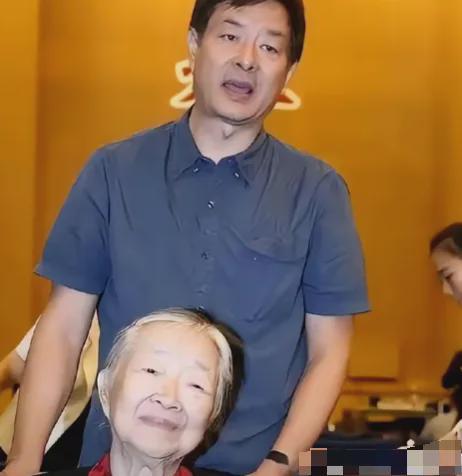 无处不在！特朗普抢镜世界杯颁奖典礼后，遭全网恶搞