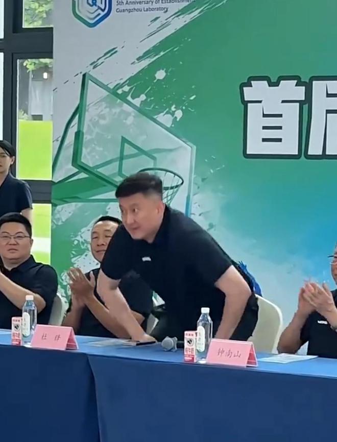 四国邀请赛再尝败绩，山东男篮69‑79输给澳大利亚骑士遭遇两连败，高压之下投篮失准失误扎堆，跟不上节奏，阵地进攻手段单一亟待改善