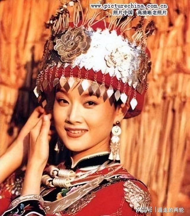 上海男篮抵沪！众人接机，李弘权开心，卢伟洛夫顿淡定，白边圈粉