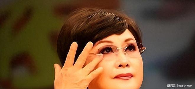 上海男篮抵沪！众人接机，李弘权开心，卢伟洛夫顿淡定，白边圈粉