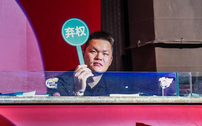 四国邀请赛再尝败绩，山东男篮69‑79输给澳大利亚骑士遭遇两连败，高压之下投篮失准失误扎堆，跟不上节奏，阵地进攻手段单一亟待改善