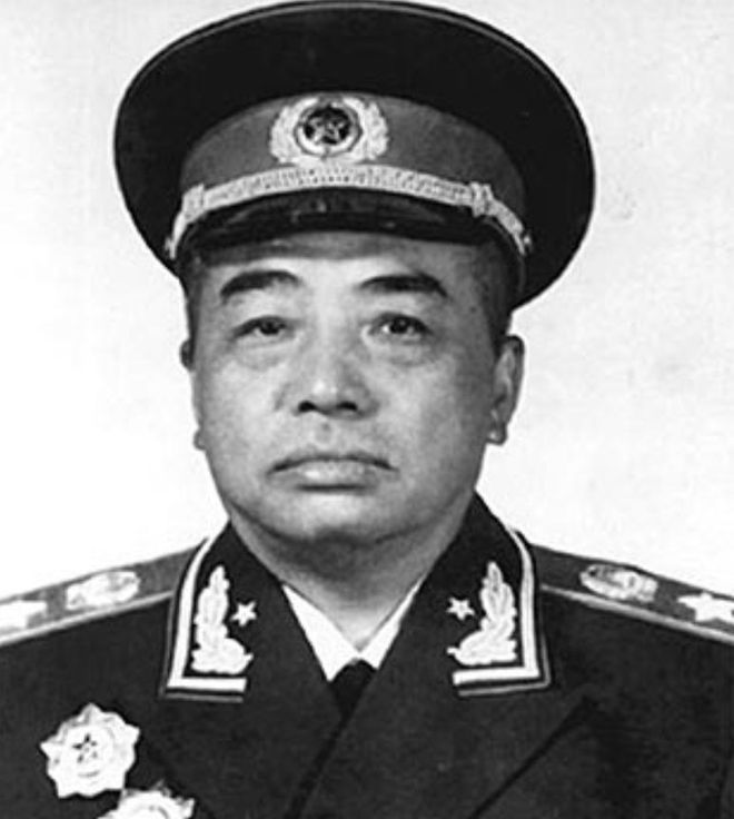 库明加亮相森林狼训练馆！与华子开心拥抱 和主帅高管认真交流