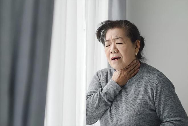特朗普版1美元硬币开卖数小时就被一抢而空；硬币不含黄金，印有醒目的“250”与特朗普头像